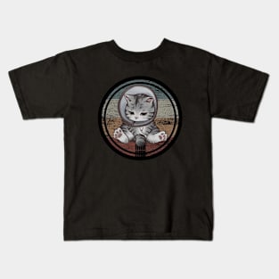 The cat muses Kids T-Shirt